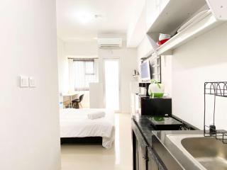 Cozy Stay Studio Transpark Juanda Bekasi Timur Apartment By Travelio - Bekasi - 2
