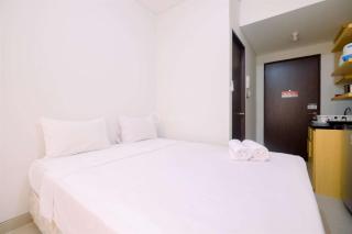 Well Designed Studio Room Transpark Cibubur Apartment By Travelio - Depok - 9
