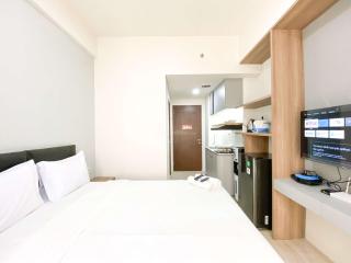 Homey and Well Design Studio Transpark Juanda Bekasi Timur Apartment By Travelio - Bekasi - 5