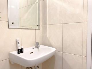Modern Look 2BR Springlake Summarecon Bekasi Apartment By Travelio - Bekasi - 7