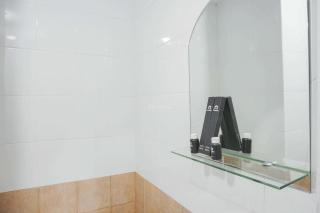 Comfy Studio Green Pramuka City Apartment near Mall By Travelio - Giacarta - 9