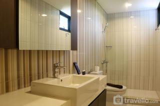 Elegant and Spacious 2BR at Apartment Simprug Park Residences By Travelio - Jakarta - 4