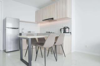 Comfortable and High Floor 1BR Paddington Heights Apartment By Travelio - Tangerang - 8