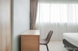 Comfortable and High Floor 1BR Paddington Heights Apartment By Travelio - Tangerang - 9