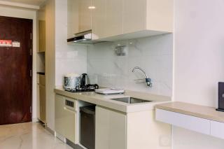 Well Furnished and Comfy Studio Sky House BSD Apartment By Travelio - 3
