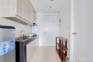 Fancy and Nice Studio Apartment at Tuscany Residence By Travelio - 9