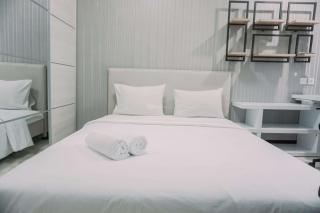 Homey and Comfy Stay Studio Apartment at B Residence By Travelio - 3