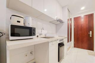 Simple and Cozy Stay Studio Sky House Alam Sutera Apartment By Travelio - Tangerang - 6