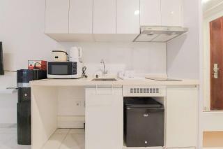 Simple and Cozy Stay Studio Sky House Alam Sutera Apartment By Travelio - Tangerang - 7