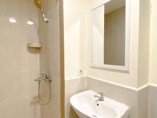 Comfortable and Spacious 3BR Meikarta Apartment By Travelio - Cikarang - 5