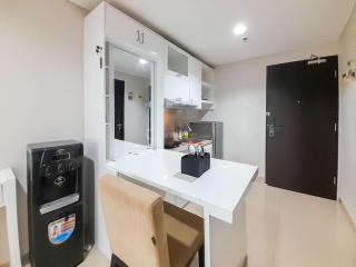 Minimalist and Cozy 1BR at Patraland Amarta Apartment By Travelio - Kejayan - 6