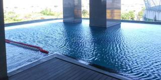 Homey 3BR with Private Lift at Grand Sungkono Lagoon Apartment By Travelio - Surabaya - 5