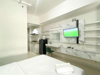 Minimalist and Nice Studio at Vasanta Innopark Apartment By Travelio - Cikarang - 8