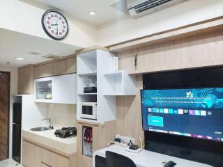 Modern Look 1BR at Uttara The Icon Apartment By Travelio - Kejayan - 8