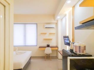 Best Homey and Restful Studio at Altuz Seturan Yogyakarta Apartment By Travelio - Seturan - 9