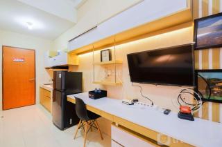 Fully Furnished Studio with Comfortable Design Dave Apartment By Travelio - Depok - 9