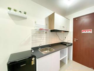 Comfy and Simply Look Studio Room Sayana Bekasi Apartment By Travelio - Bekasi - 4