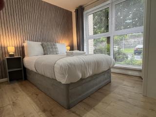 Modern Spacious Apartment in Private Grounds - Liverpool - 2