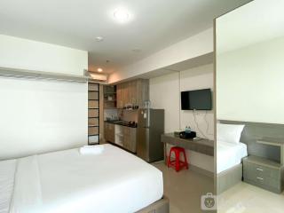 Enjoy Living Studio Room at High Floor Grand Kamala Lagoon Apartment By Travelio - Bekasi - 7