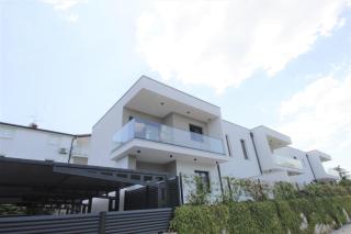 House Andrej, Entire semi-detached house with a terrace, parking, 400 m from beach - Bašanija - 8