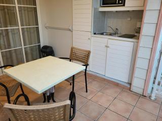 Au beau village studio avec belle piscine - 1