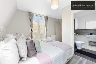 Dollis Valley 3Bedroom House Sleeps 8 in London With FREE PARKING By Maison Christo Property Short Lets & Serviced Accommodation - Barnet - 1