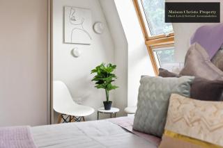 Dollis Valley 3Bedroom House Sleeps 8 in London With FREE PARKING By Maison Christo Property Short Lets & Serviced Accommodation - Barnet - 2