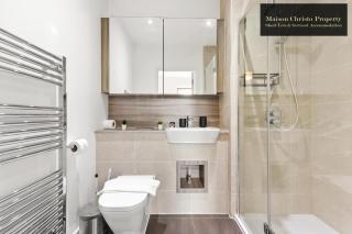 Dollis Valley 3Bedroom House Sleeps 8 in London With FREE PARKING By Maison Christo Property Short Lets & Serviced Accommodation - 4