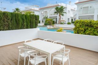 Helgafell Olivos Courtyard Suite - 8