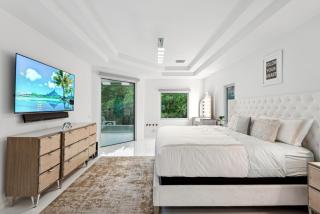 Luxury Modern Waterfront House in BEST Location! King Bed Suite & Close to Beach - West Palm Beach - 8