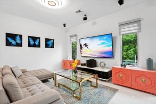 Luxury Modern Waterfront House in BEST Location! King Bed Suite & Close to Beach - West Palm Beach - 3