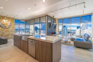 Cityscape Elegance with Water Views - San Diego - 0