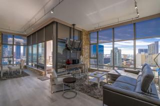 Cityscape Elegance with Water Views - San Diego - 1