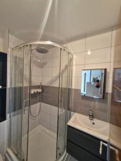 Bright Spacious Airy 2 Bed Flat - Ealing - 2