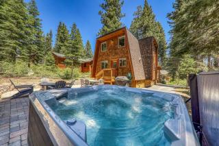 10th Mountain Home - 4BR Tahoe Donner w Hot Tub, HOA amenities! - Truckee - 0