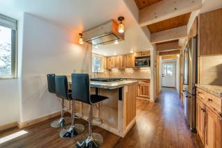 10th Mountain Home - 4BR Tahoe Donner w Hot Tub, HOA amenities! - 1