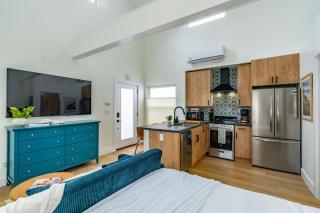 Swanky Studio in Vibrant Hillcrest - 7