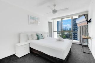 Beachfront Apartment - Gold Coast - 8