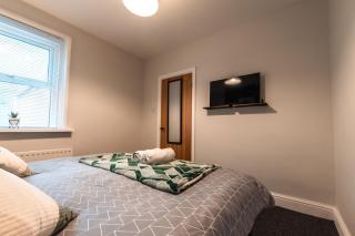 Spacious 4 Bedrooms-Sleeps 8-Long Term Disc-Driveway - 2