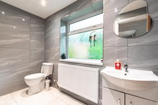 Spacious- 4 Bedrooms-Sleeps 8-Long Term Disc-Driveway - 5