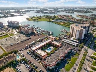 Stylish Treasure Island apt on waterways. - St Pete Beach - 8