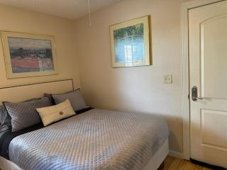 The Monet- One bedroom with a private entrance - shared bathroom - Las Vegas - 2