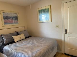The Monet- One bedroom with a private entrance - shared bathroom - Las Vegas - 5