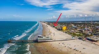 Oceanfront Penthouse, ocean views, steps to beach with pool - Daytona Beach - 3