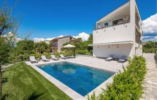 Gorgeous Apartment In Omisalj - 1