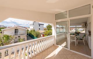 2 Bedroom Cozy Apartment In Vir - 2