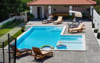 Gorgeous Apartment In Galovac With Wifi - 1