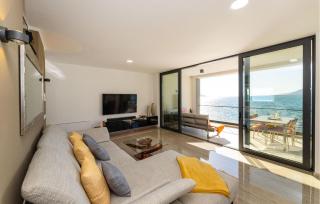 Gorgeous Apartment In Rovanjska - 8