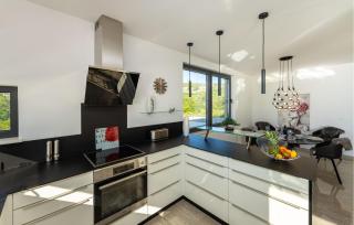 Gorgeous Apartment In Rovanjska - 5