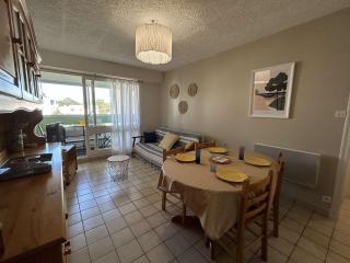 Appartement 2 pièces avec loggia, à 100m de la plage - 4 couchages, TV, lave-linge, proche commerces - FR-1-224C-311 - 0